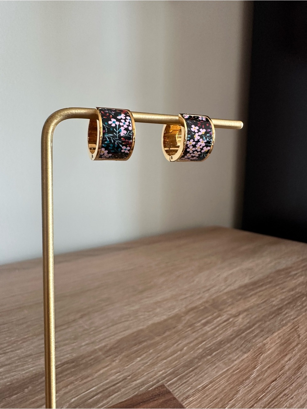 Kate Spade Flower Huggie Hoop Earrings Gold Tone Floral Enamel Black Pink